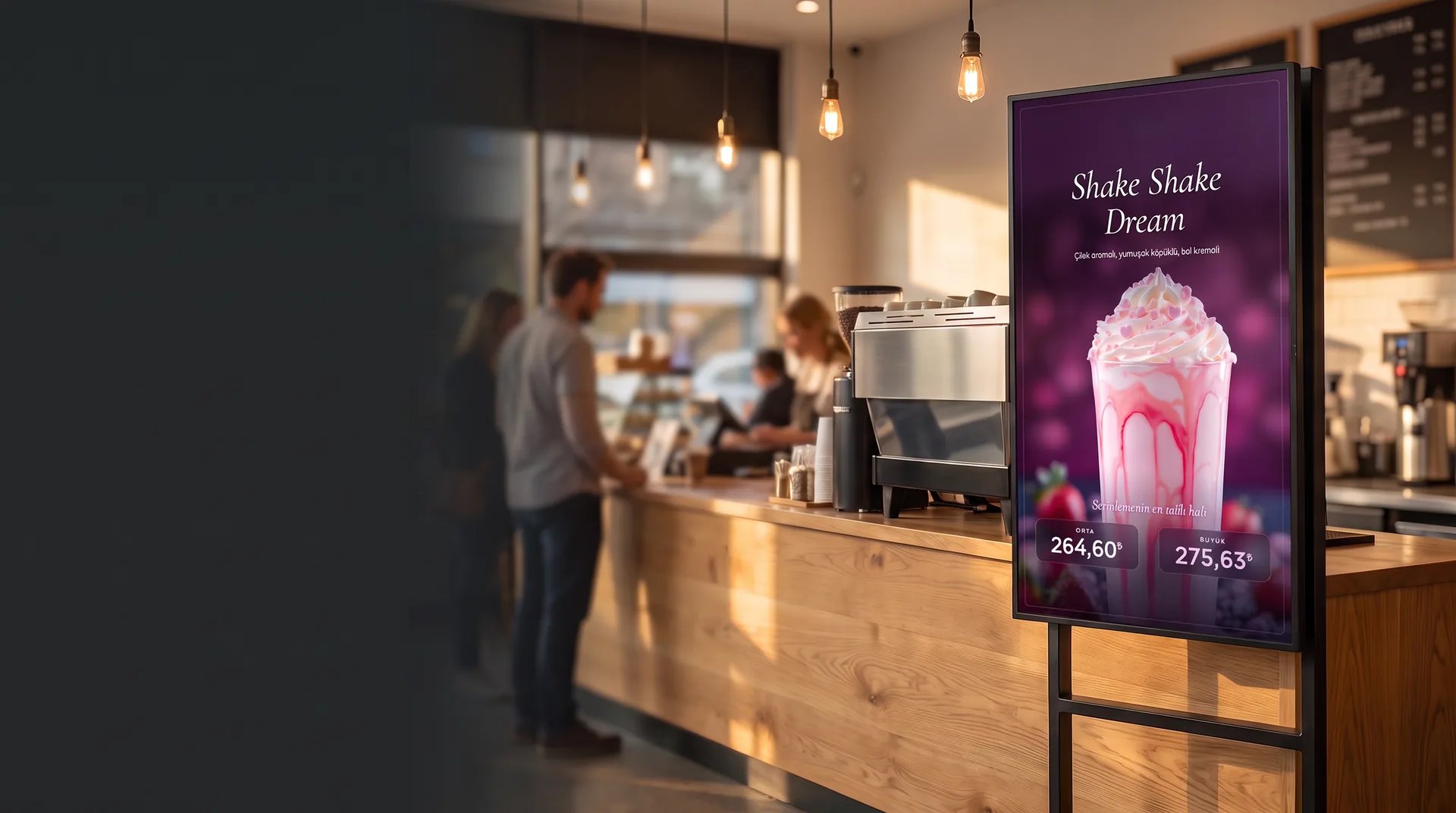 Kafede dikey dijital menü ekranı — milkshake görseli ve fiyatlar